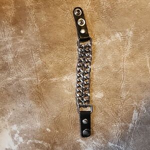 Bracelet faux leather and silver. Size: OS